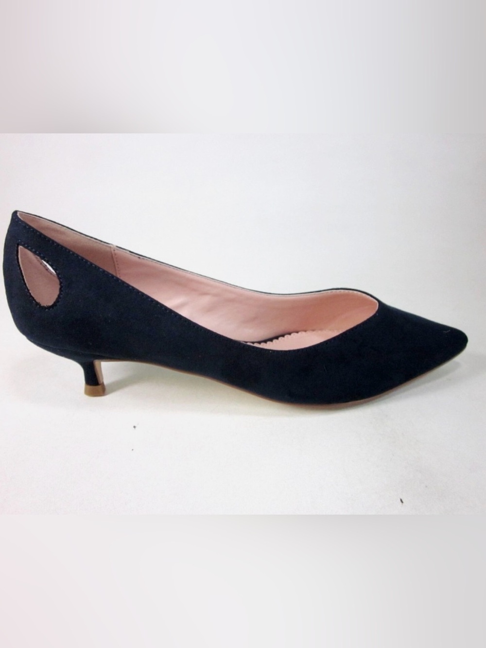 New Journee Collection
Women's Goldie Pointed Toe Kitten Heel Pumps size 9